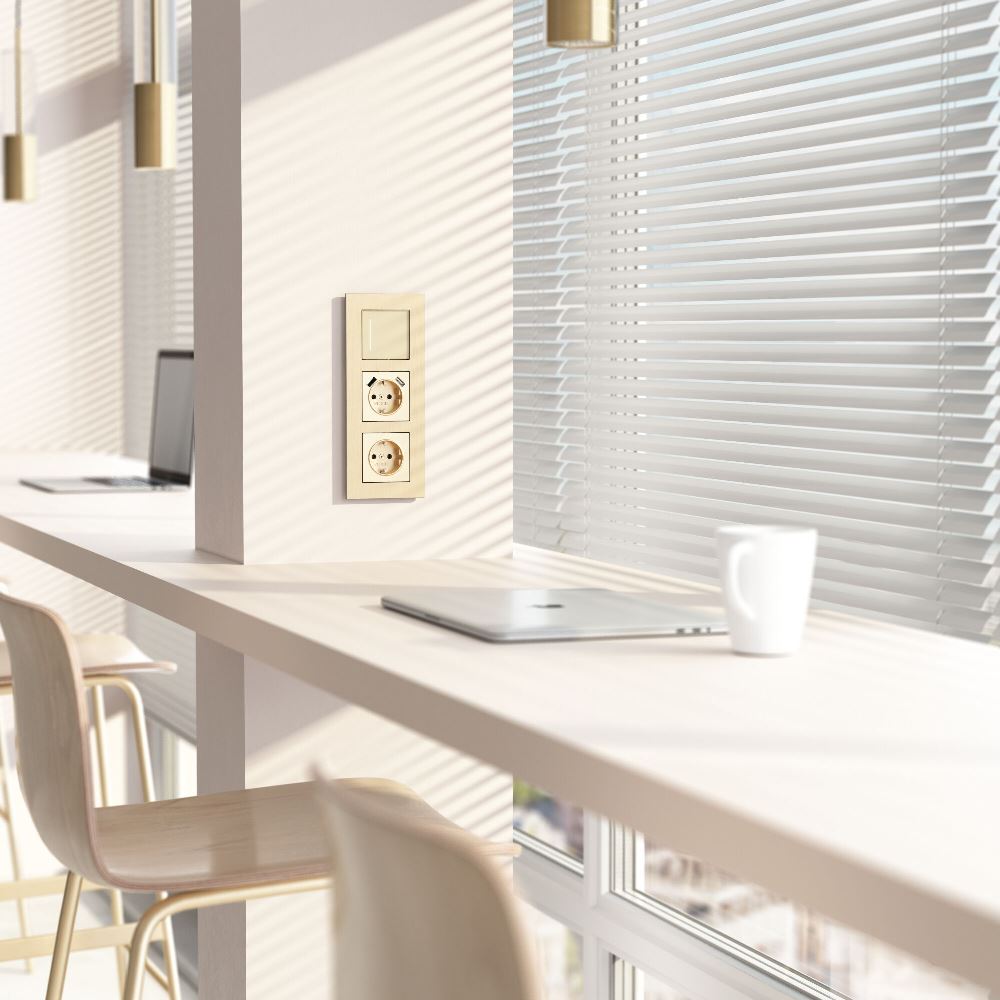 Рамка из металла Werkel AluMax на 3 поста Шампань W0033511 — изображение 3