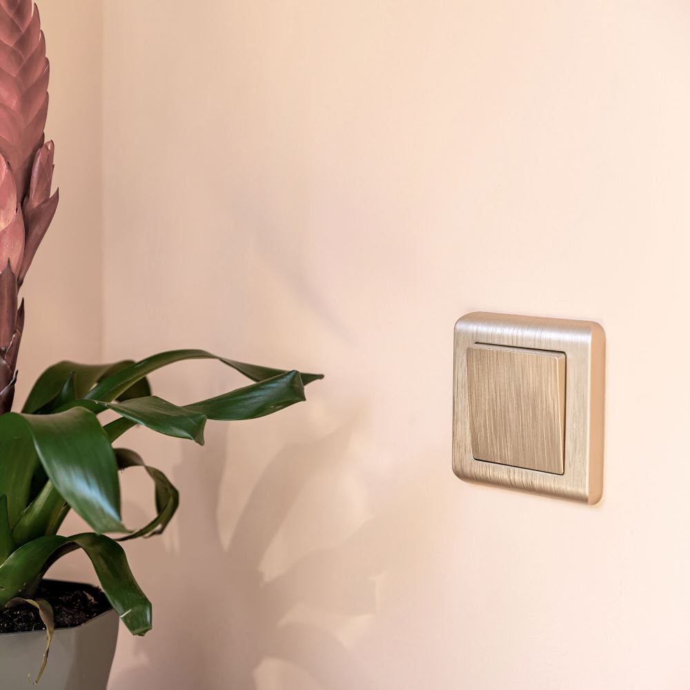 Выключатель одноклавишный встраиваемый проходной Werkel Шампань рифленый W1112010 — изображение 3