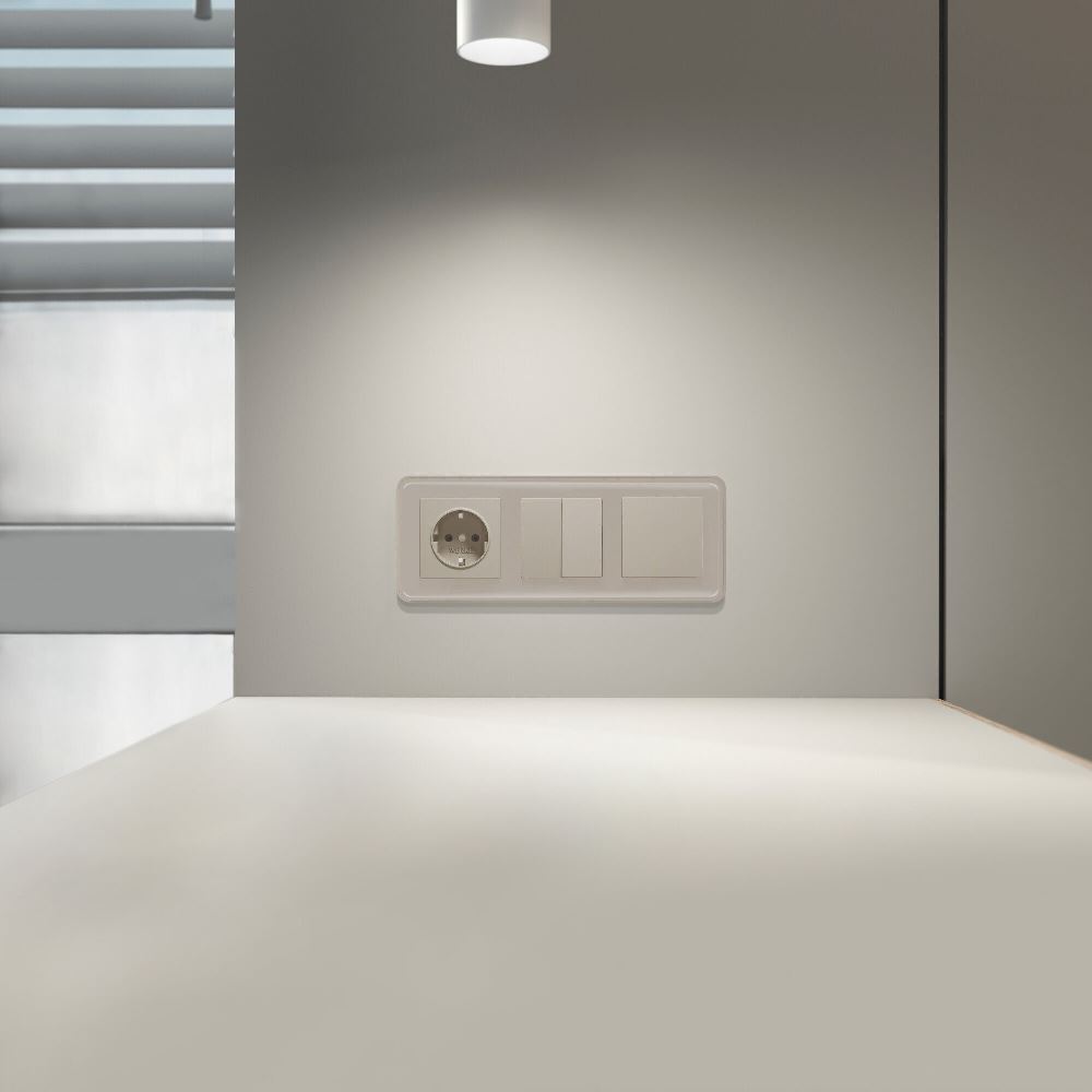 Розетка встраиваемая Werkel с заземлением и шторками Дымчатый W1271104 — изображение 2